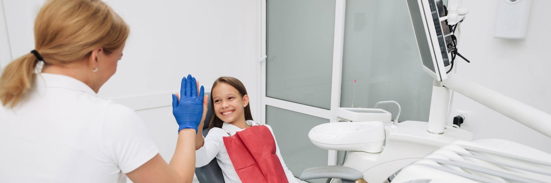 Child high-fiving dentist | Palos Heights, IL