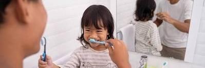 girl brushing her teeth in palos heights IL
