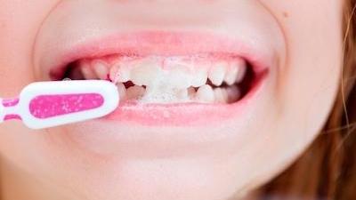child brushing teeth in chicago illinois